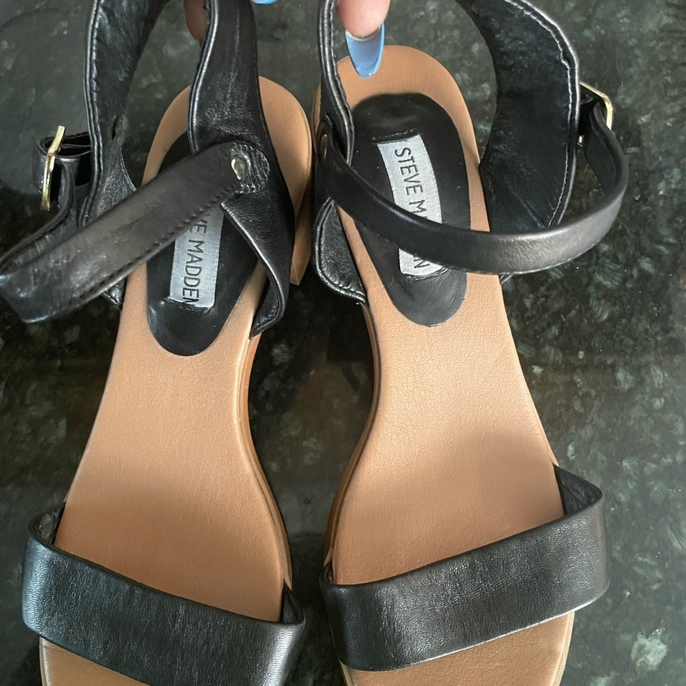 Steve Madden Black Sandals Sleek and Stylish - Picture 2 of 6